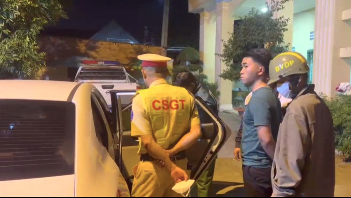 Lực lượng chức năng kiểm tra xe của Trí