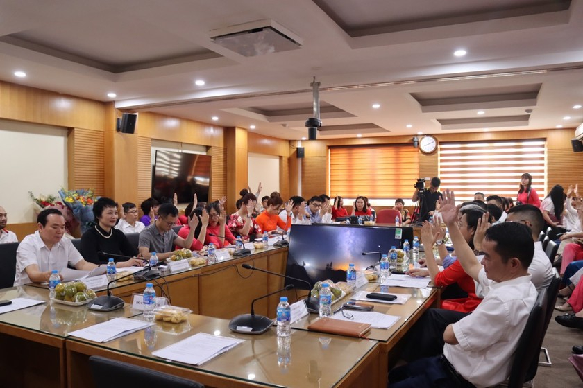 cac-dai-bieu-bieu-quyet-thong-qua-chuong-trinh-dai-hoi-1574