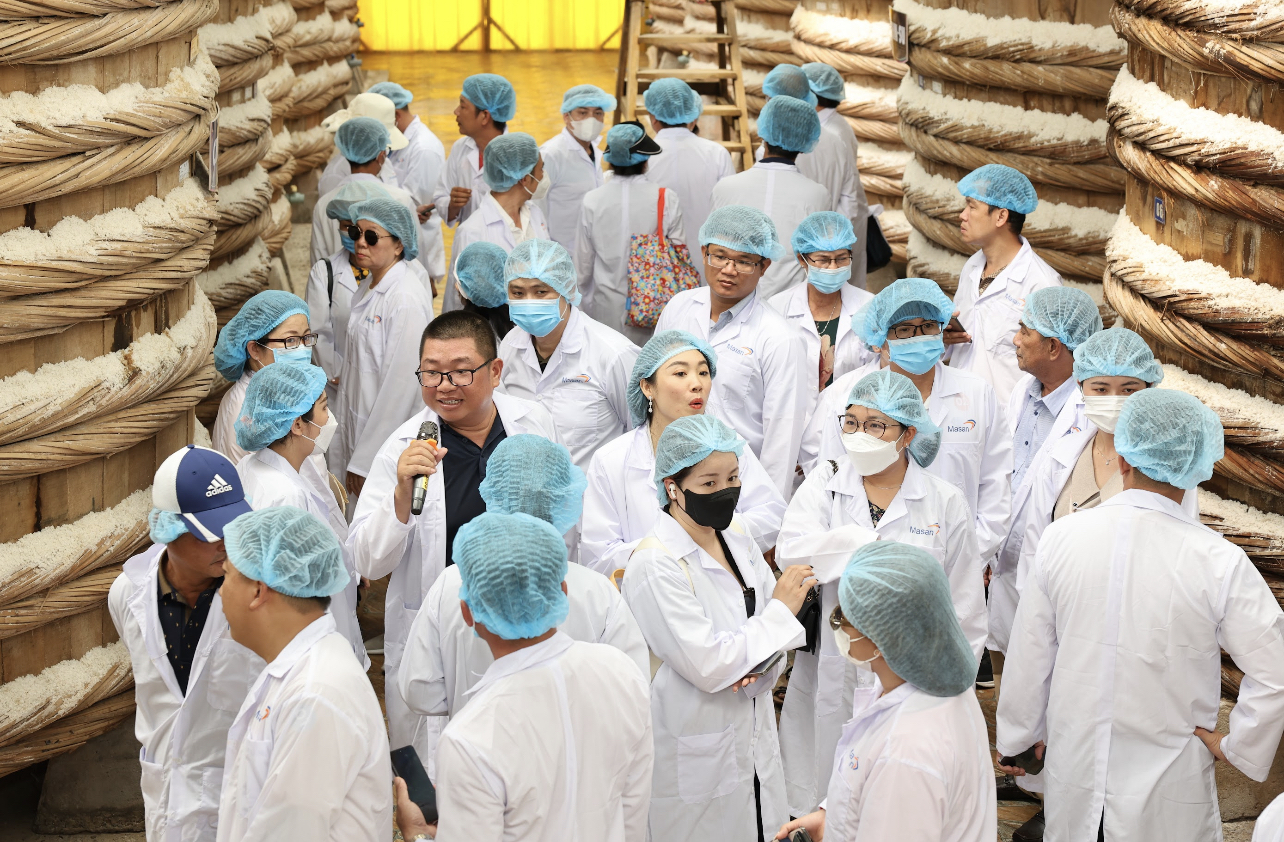 Hàng trăm khách hàng ấn tượng với quy mô nhà thùng ủ chượp.