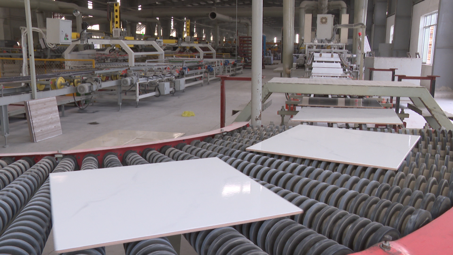 Sản xuất gạch men Mikado ở huyện Tiền Hải.