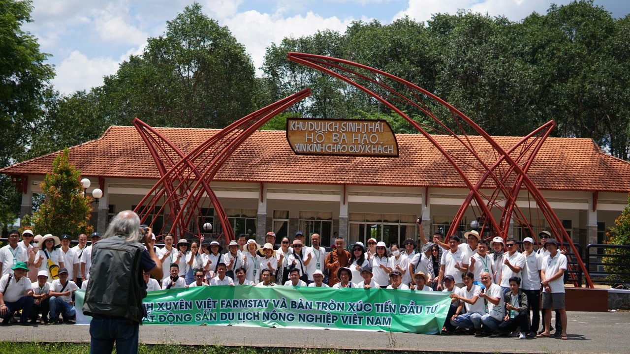 Quang cảnh buổi lễ khai mạc h&agrave;nh tr&igrave;nh &ldquo;Xuy&ecirc;n Việt Farmstay&rdquo; v&agrave; &ldquo;B&agrave;n tr&ograve;n x&uacute;c tiến đầu tư bất động sản: Du lịch n&ocirc;ng Nghiệp Việt Nam&rdquo;