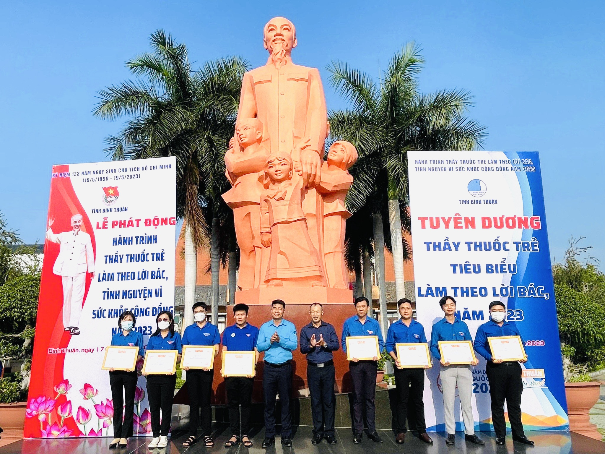 Tuyên dương, khen thưởng 12 thầy thuốc trẻ tiêu biểu làm theo lời Bác năm 2023.