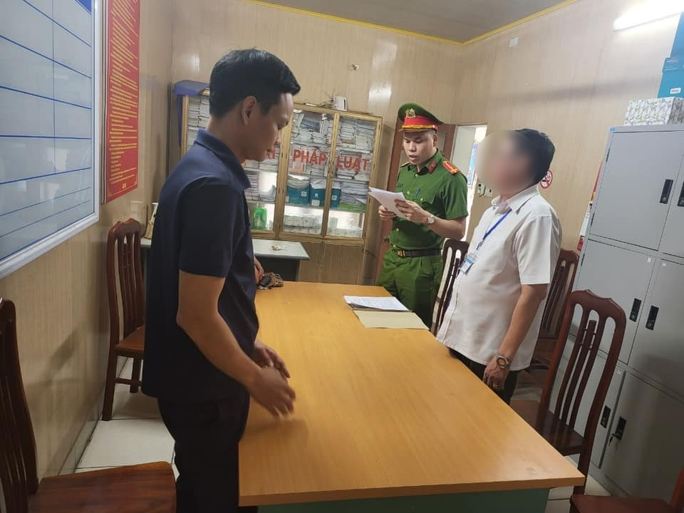 Đối tượng Phạm Việt Ho&agrave; (&aacute;o xanh). Ảnh: CAHD