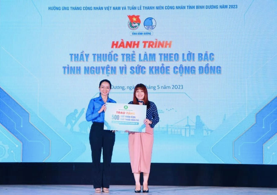Nhận tượng trưng tặng 500 suất kh&aacute;m bệnh, ph&aacute;t thuốc miễn ph&iacute; cho thanh ni&ecirc;n c&ocirc;ng nh&acirc;n v&agrave; lao động trẻ c&oacute; ho&agrave;n cảnh kh&oacute; khăn.