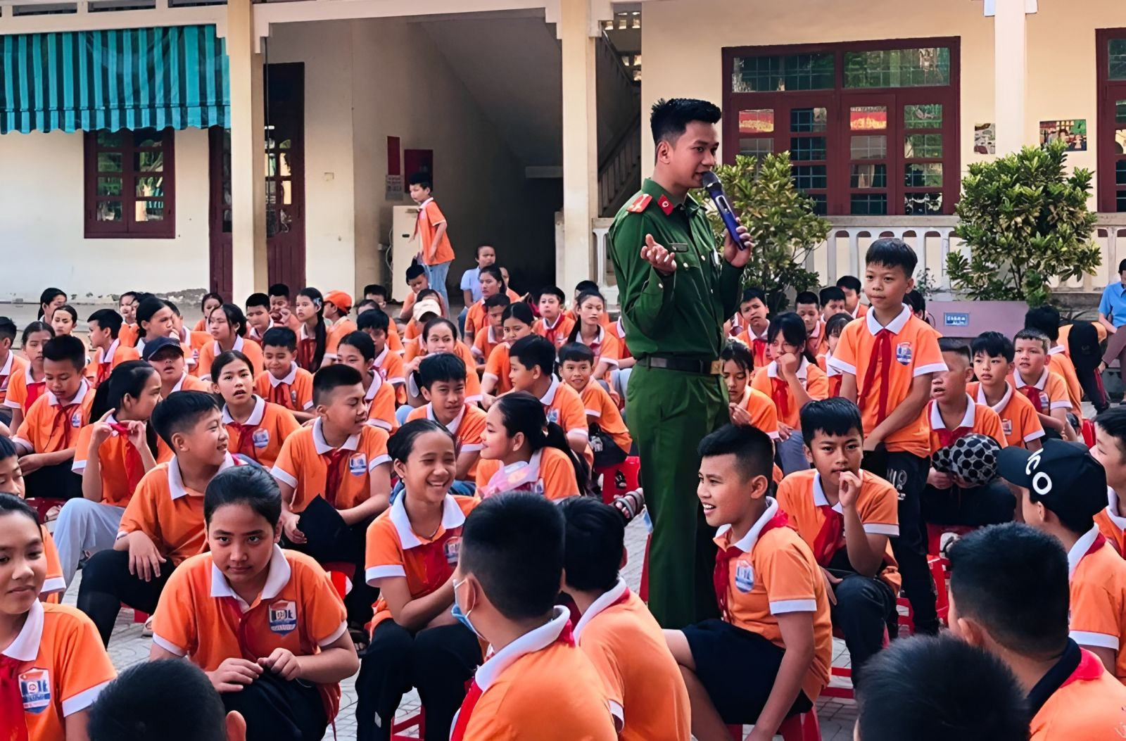 Tuyên truyền kỹ năng phòng, chống tai nạn đuối nước cho học sinh trường Tiểu học Đông Hải 2. (Ảnh: Công an Thanh Hoá)