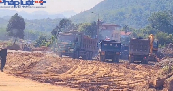 Hà Giang: Binh đoàn xe Howoo đào bới, vận chuyển đất đá bụi bay mù mịt ngang nhiên tung hoành