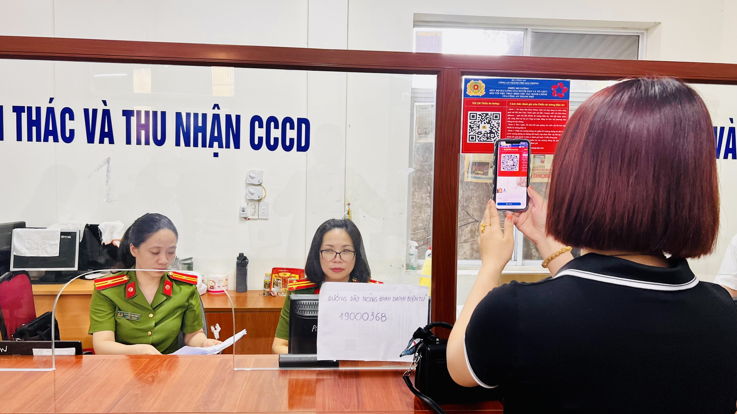 Người dân đánh giá mức độ hài lòng trong giải quyết TTHC của Công an quận Ngô Quyền