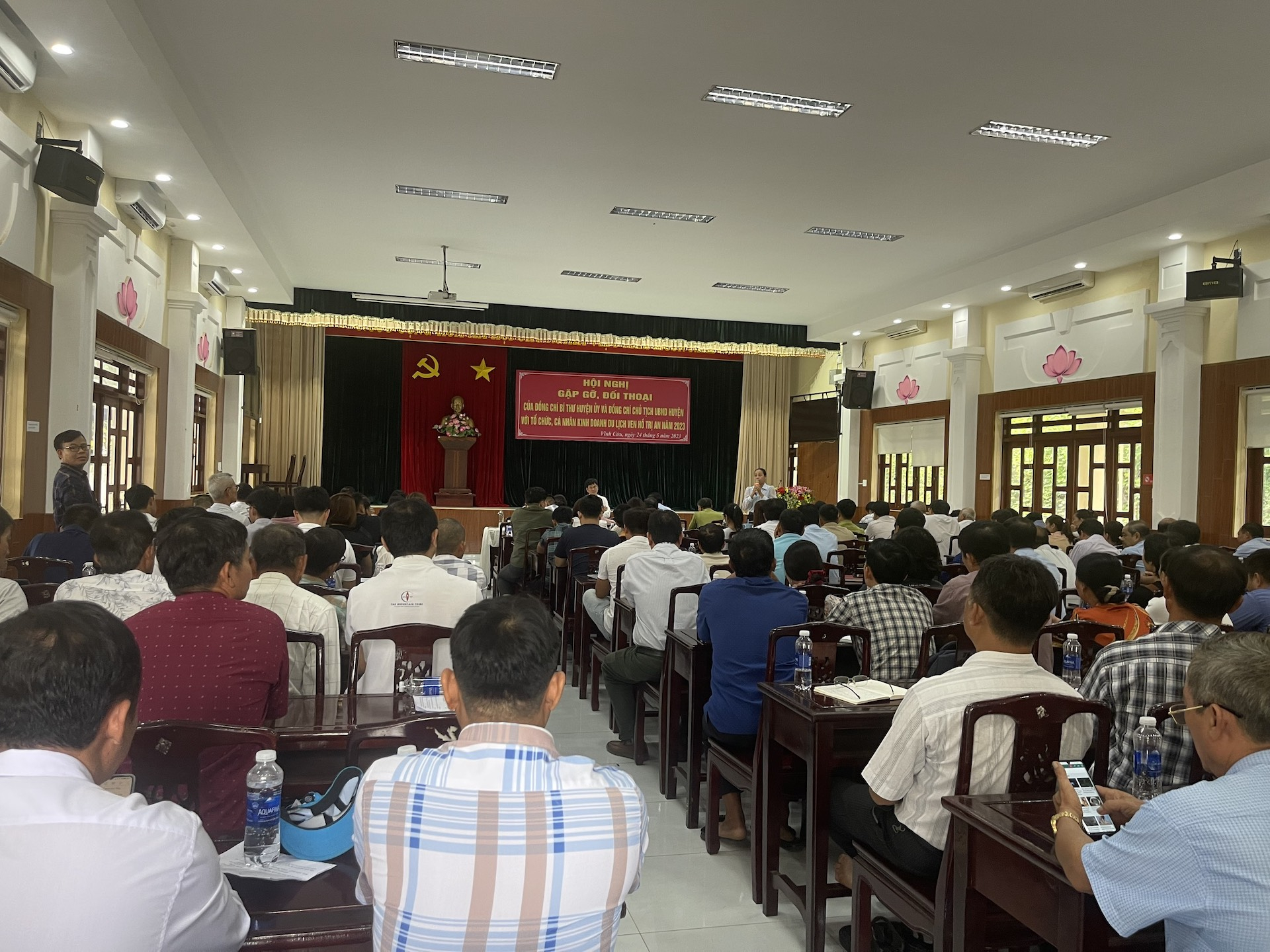 đ&ocirc;ng đảo người d&acirc;n tham gia đối thoại với l&atilde;nh đạo huyện.