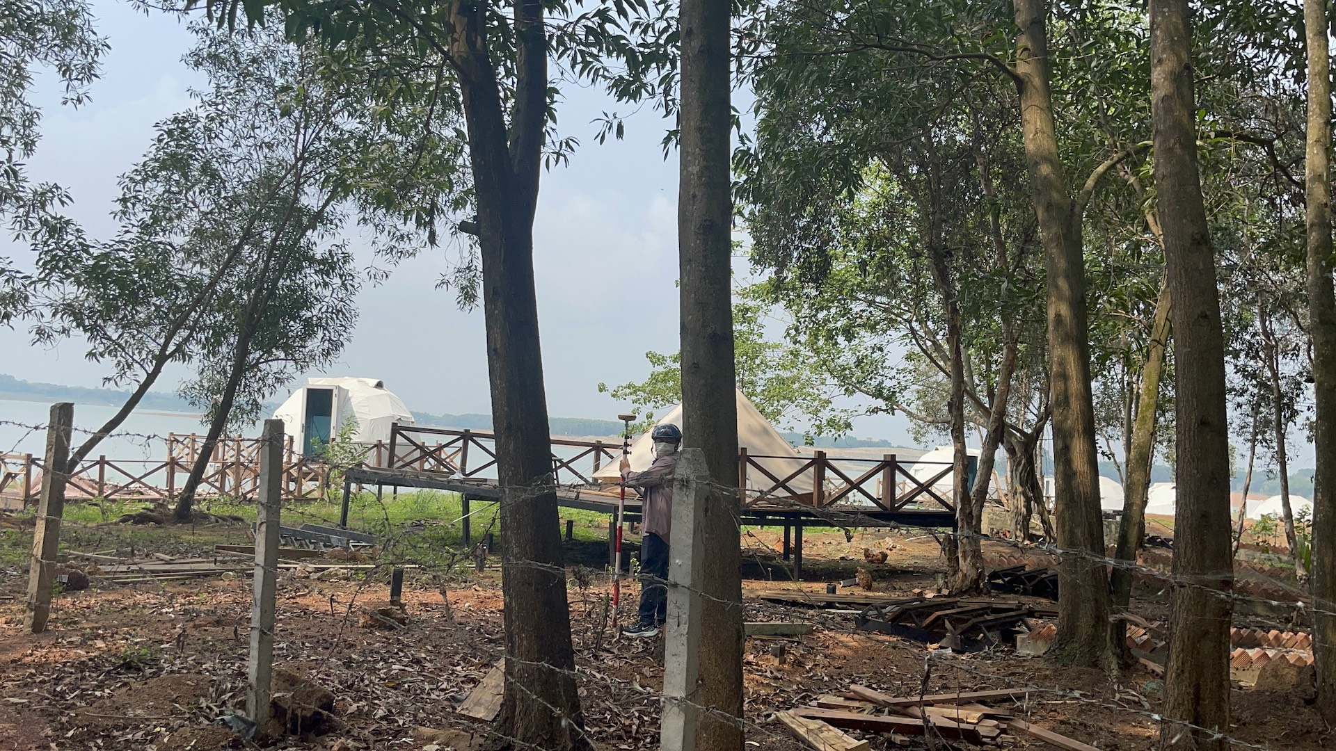 nhiều lều trại của người d&acirc;n dựng l&ecirc;n để khai th&aacute;c du lịch.