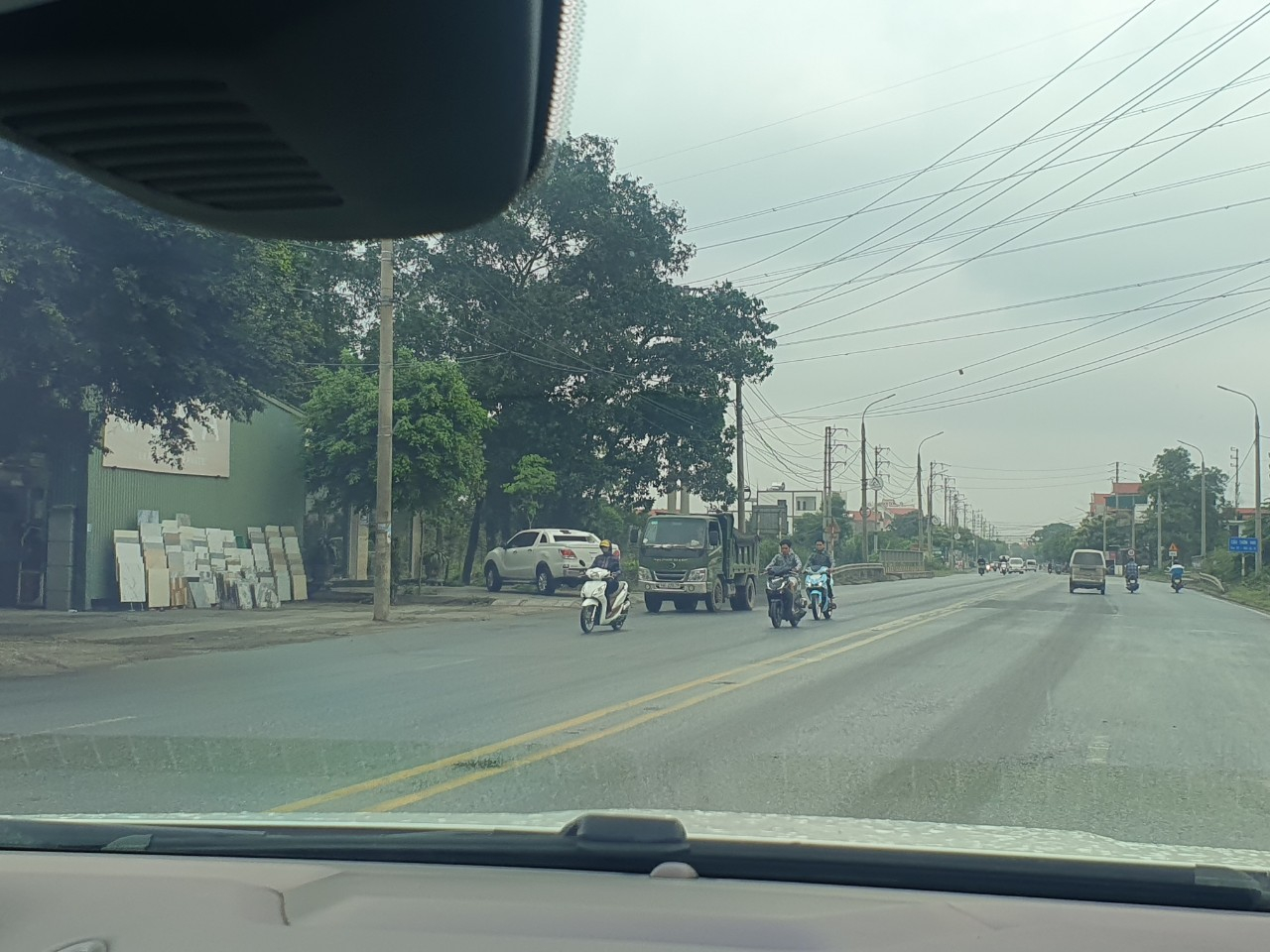 Xe chở đất của Công ty TNHH dịch vụ vận tải thương mại Đạt Hưng chạy