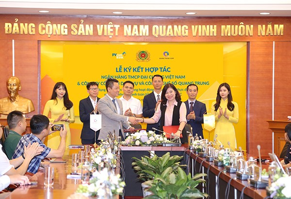 Đại diện PVcomBank và QTS thực hiện ký kết hợp tác về việc ứng dụng CCCD gắn chip trong hoạt động định danh, xác thực điện tử