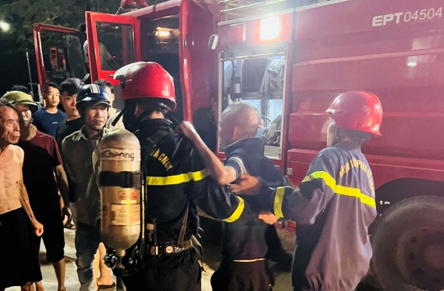 Một người đàn ông cố thủ bên trong ngôi nhà đang cháy