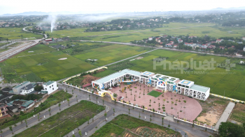 Bắc Giang: Bãi rác khổng lồ nhả khói, học sinh mầm non chịu cực