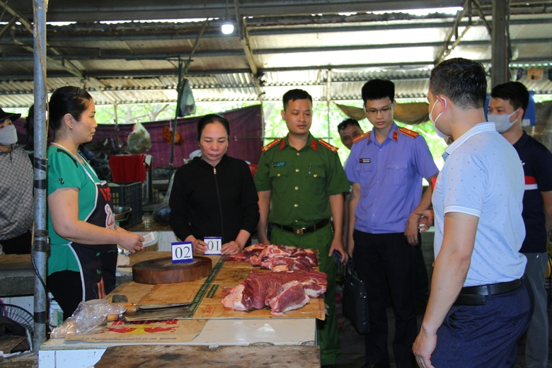 anh-1-thuc-nghiem-hien-truong-doi-tuong-tran-thi-gai-ao-den-dung-thu-thuat-doi-tien-de-chiem-doat-tai-san-o-3-cho-tren-dia-ban-1-715