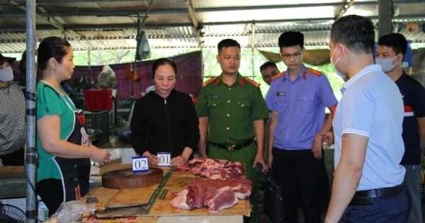 Lào Cai: Bắt nhóm đối tượng giả vờ đổi tiền rách để chiếm đoạt tài sản