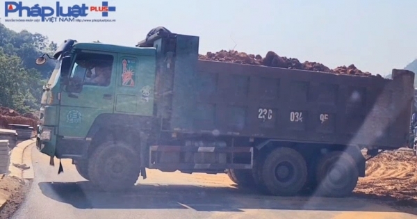 Hà Giang: Binh đoàn xe Howoo vận chuyển đất tung hoành,  chủ khu đất khẳng định không có thủ tục pháp lý