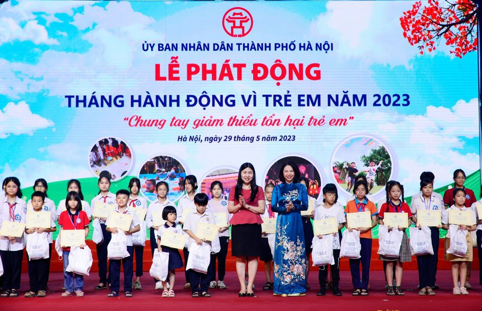 Tặng học bổng và quà cho các em học sinh có hoàn cảnh khó khăn đạt thành tích tốt trong học tập. (Ảnh: molisa.gov.vn)