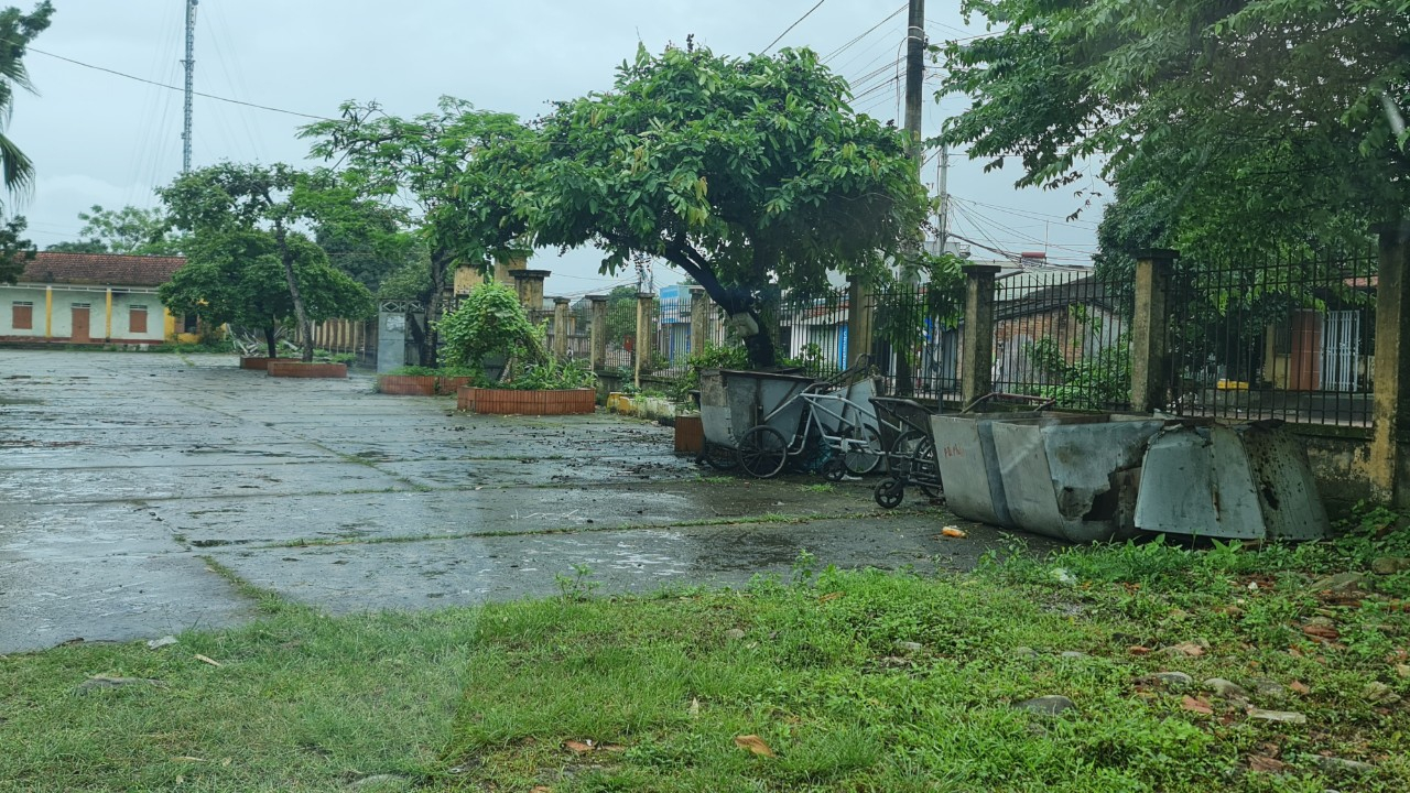 Hàng loạt xe thu gom rác sinh hoạt được để nằm là liệt dưới khuôn viên sân nhà trường.