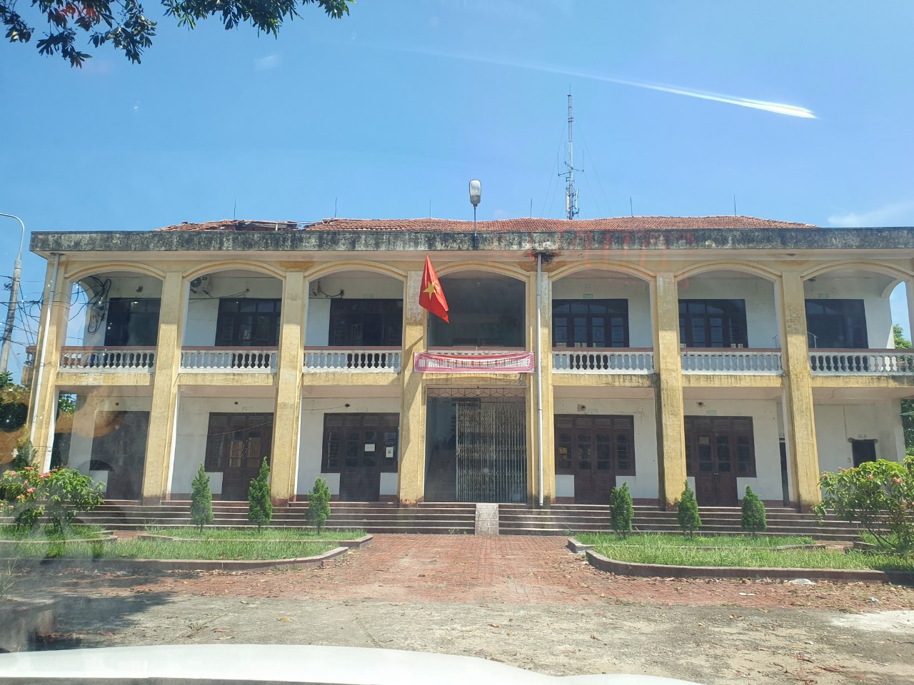 Toàn bộ biển tên phòng giám đốc, phòng kế toàn và các phòng ban chuyên môn ở nhà điều hành tầng 2 cũng được tháo dỡ.