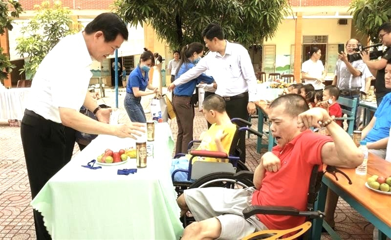 B&iacute; thư Tỉnh ủy tặng qu&agrave; cho c&aacute;c ch&aacute;u thiếu nhi khuyết tật tại Trung t&acirc;m.