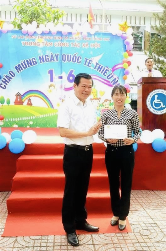 B&iacute; thư Tỉnh ủy trao 20 triệu đồng hỗ trợ Trung t&acirc;m C&ocirc;ng t&aacute;c x&atilde; hội tỉnh.