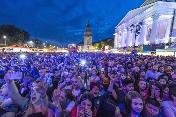 H&agrave;ng ngh&igrave;n người tham gia lễ hội &acirc;m nhạc Schlossgraben, Đức. (Ảnh: Internet).