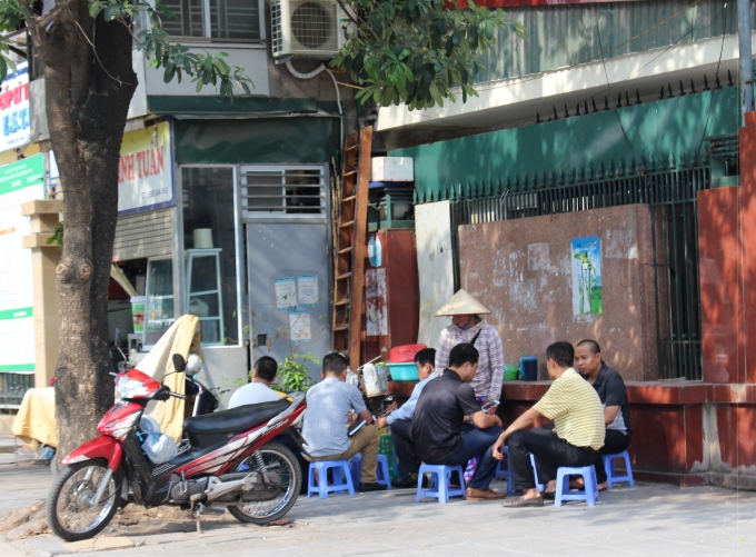 Qu&aacute;n nước b&ecirc;n đường Đ&agrave;o Tấn h&uacute;t kh&aacute;ch ng&agrave;y nắng n&oacute;ng.