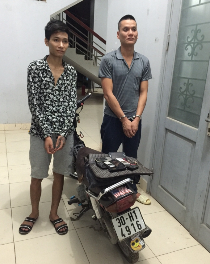 Nguyễn Phan Tuyến c&ugrave;ng tang vật tại cơ quan C&ocirc;ng an.