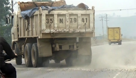 Dân khốn khổ vì xe ben “tuôn mưa đá” trên quốc lộ