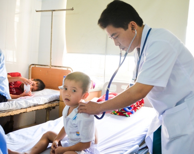 Sau khi được phẫu thuật gắp chiếc kim ra, sức khỏe của bệnh nhi đ&atilde; ổn định.