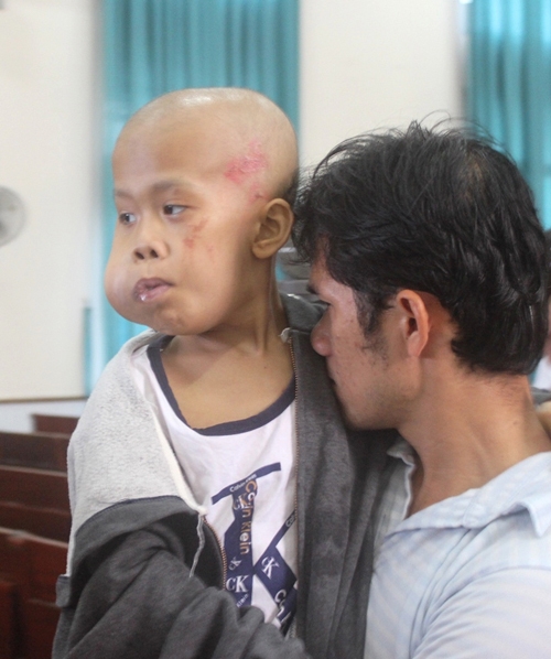 Những em b&eacute; ung thư mang chai dịch truyền đ&oacute;n Tết thiếu nhi