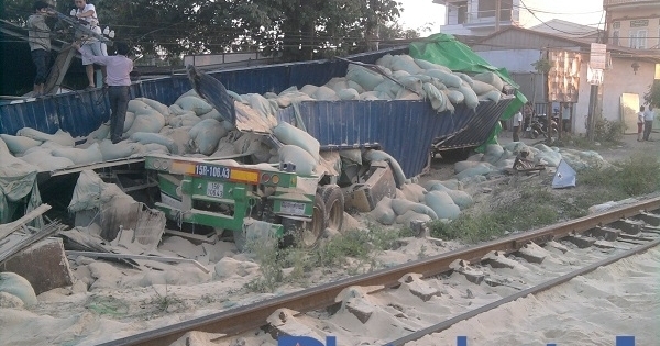Văn Lâm (Hưng Yên): Tàu hỏa tông gãy nát xe tải chở bột mỳ
