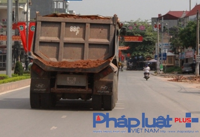 Những chiếc xe trở đất lướt &ecirc;m tr&ecirc;n đường.