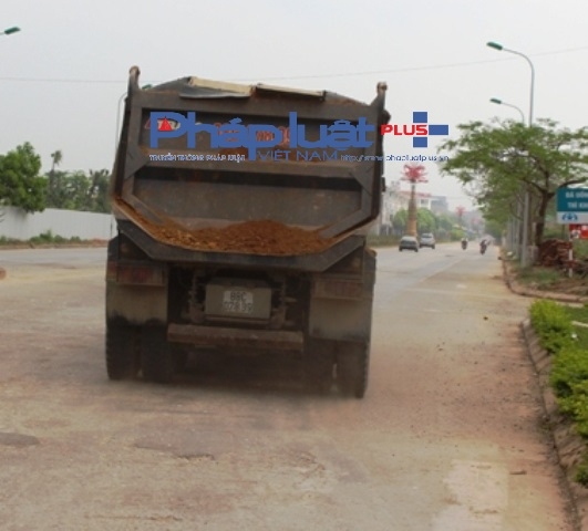 Đất đai rơi vương v&atilde;i tr&ecirc;n đường.