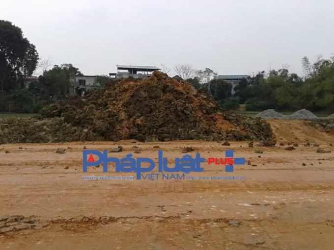 Nơi tập kết của những chiếc xe chở đất.