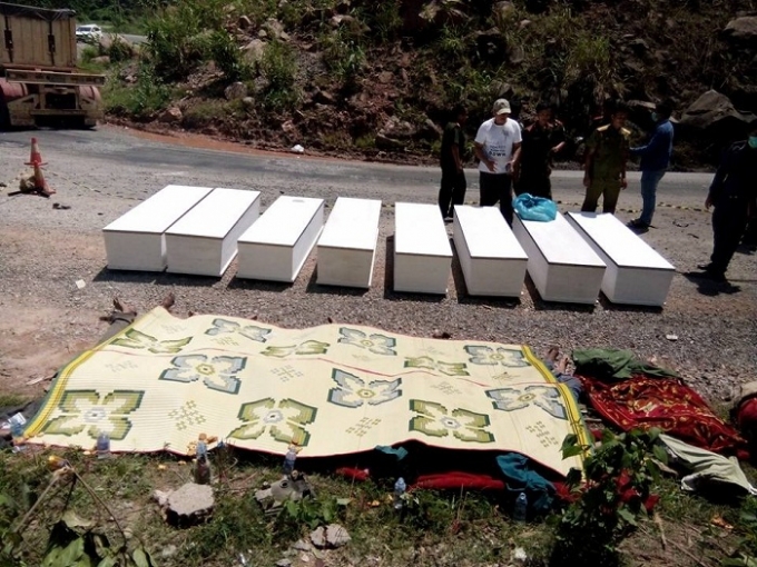 Vụ nổ xe kh&aacute;ch 8 người chết: C&oacute; x&aacute;c ph&aacute;o ở hiện trường?