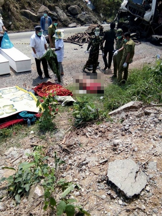 Vụ nổ xe kh&aacute;ch 8 người chết: C&oacute; x&aacute;c ph&aacute;o ở hiện trường?