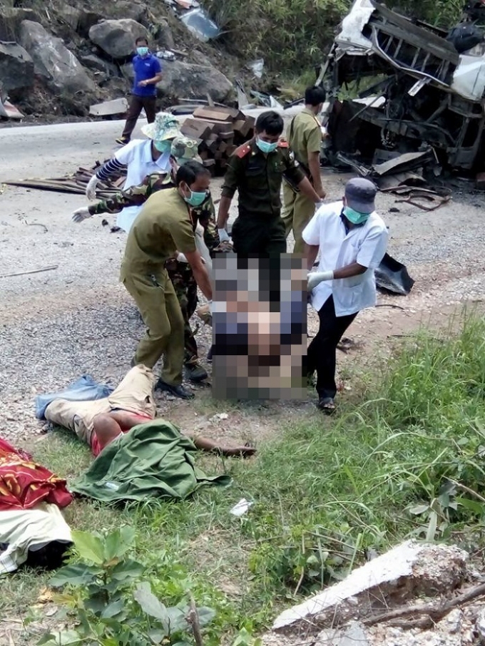 Vụ nổ xe kh&aacute;ch 8 người chết: C&oacute; x&aacute;c ph&aacute;o ở hiện trường?