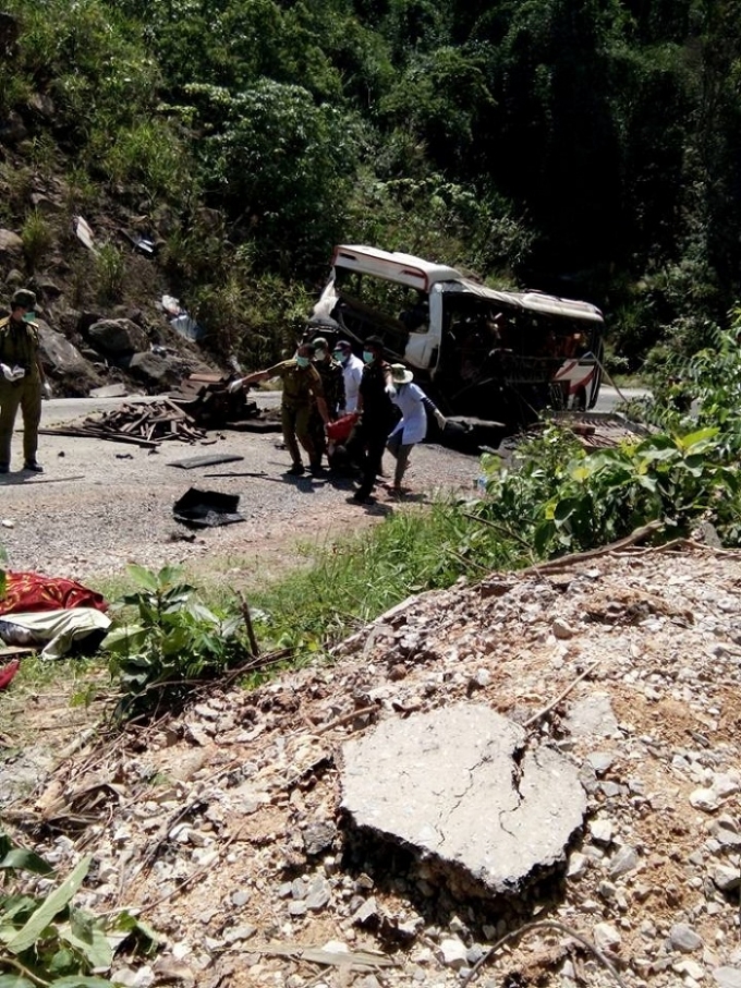 Hiện trường vụ nổ xe kh&aacute;ch mang biển L&agrave;o l&agrave;m 8 người Việt Nam chết. (Ảnh: Long Nguyễn).