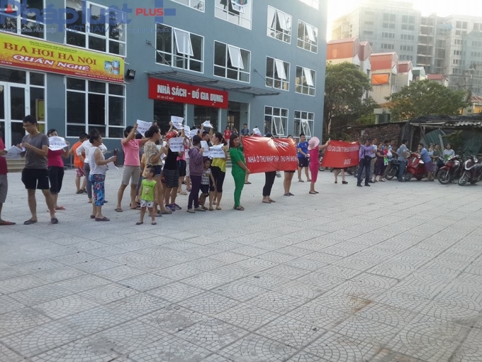 H&agrave;ng trăm hộ d&acirc;n tổ chức phản đối chủ đầu tư chung cư An B&igrave;nh v&agrave;o ng&agrave;y 1/6 vừa qua.