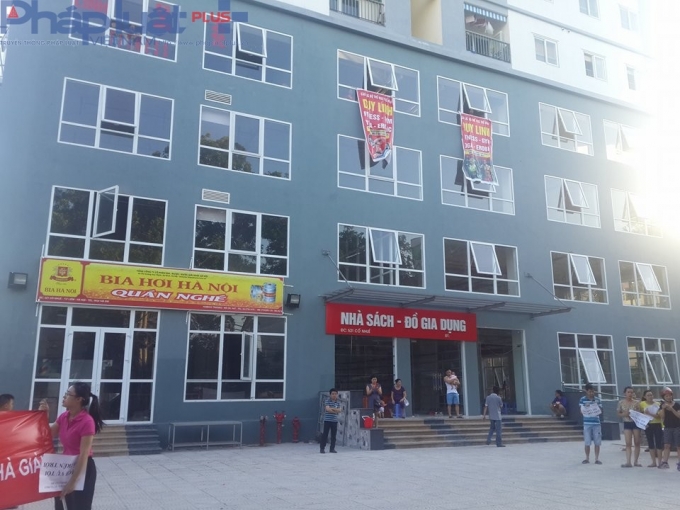 Cư d&acirc;n bức x&uacute;c v&igrave; cho rằng, chủ đầu tư vẫn chưa gắn biển t&ograve;a nh&agrave; trong khi c&aacute;c biển quảng c&aacute;o, phục vụ kinh doanh lại được gắn l&ecirc;n rất nhanh ch&oacute;ng.