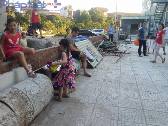 Quang cảnh lộn xộn, nhếc nh&aacute;c, s&acirc;n chơi được sử dụng để tập kết vật liệu x&acirc;y dựng.