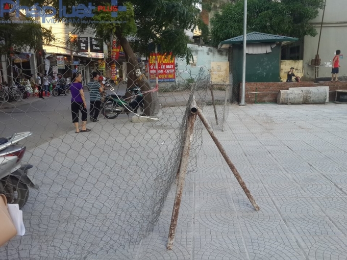 Lối v&agrave;o ch&iacute;nh của cư d&acirc;n bị r&agrave;o chắn, kh&ocirc;ng thể lưu th&ocirc;ng.