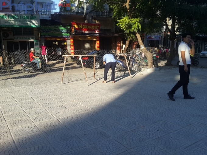 Bảo vệ đang kh&oacute;a đường đi lại của cư d&acirc;n.