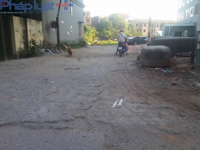 Cư d&acirc;n phải sử dụng con đường n&agrave;y, đất đ&aacute; gồ ghề, lởm chởm.