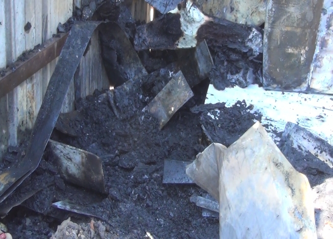 Nhiều vật dụng bị ngọn lửa thi&ecirc;u rụi.