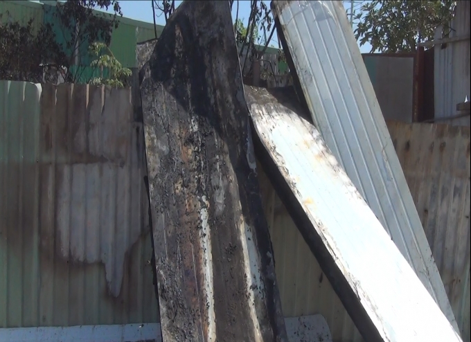 Nghi vấn đối tượng tẩm xăng đốt từ ngo&agrave;i h&agrave;ng r&agrave;o v&agrave;o ph&iacute;a trong.