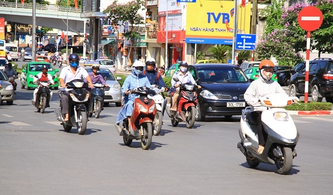 Khẩu trang, &aacute;o chống nắng được người d&acirc;n sử dụng mỗi khi ra đường để chống nắng n&oacute;ng đầu h&egrave;.