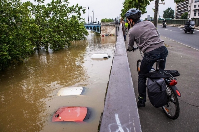 R&agrave;o chắn lũ khẩn cấp đ&atilde; được lập tại nhiều khu vực ở thủ đ&ocirc; Paris. Theo c&aacute;c đ&agrave;i kh&iacute; tượng ch&acirc;u &Acirc;u, mưa lớn tiếp tục ho&agrave;nh h&agrave;nh ở ch&acirc;u &Acirc;u, từ Ph&aacute;p tới Ukraine. Tại một số khu vực, lượng mưa đo được đạt 50 mm sau những trận mưa k&eacute;o d&agrave;i v&agrave;i giờ. (Anhe: AFP).