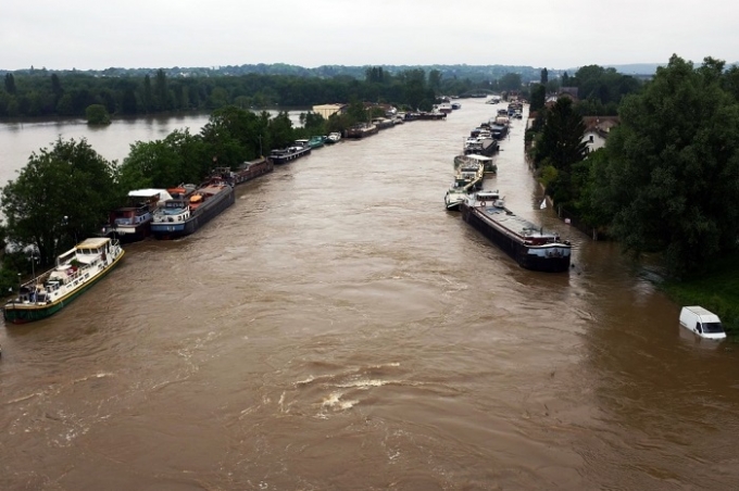 Tại Nemours, ph&iacute;a nam Paris, khoảng 3.000 người đ&atilde; được sơ t&aacute;n v&igrave; nước lũ d&acirc;ng cao. Tr&ecirc;n to&agrave;n nước Ph&aacute;p, 25.000 người đang phải sống trong cảnh mất điện. Nhiều ng&ocirc;i nh&agrave; bị nước tr&agrave;n v&agrave;o, g&acirc;y thiệt hại lớn về kinh tế. (Ảnh: AP).